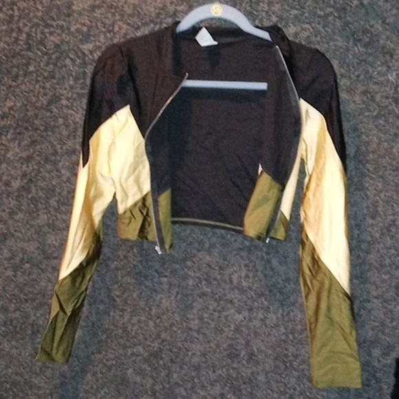 Matching activewear set size large. - Picture 4 of 9